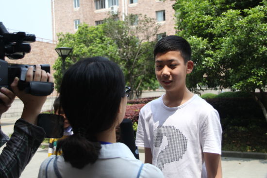 十八阿哥黄作灿接受采访 摄影：厉定国