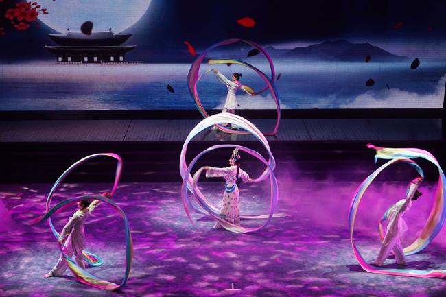 舞长绸舞台照.jpg 舞长绸舞台照.jpg